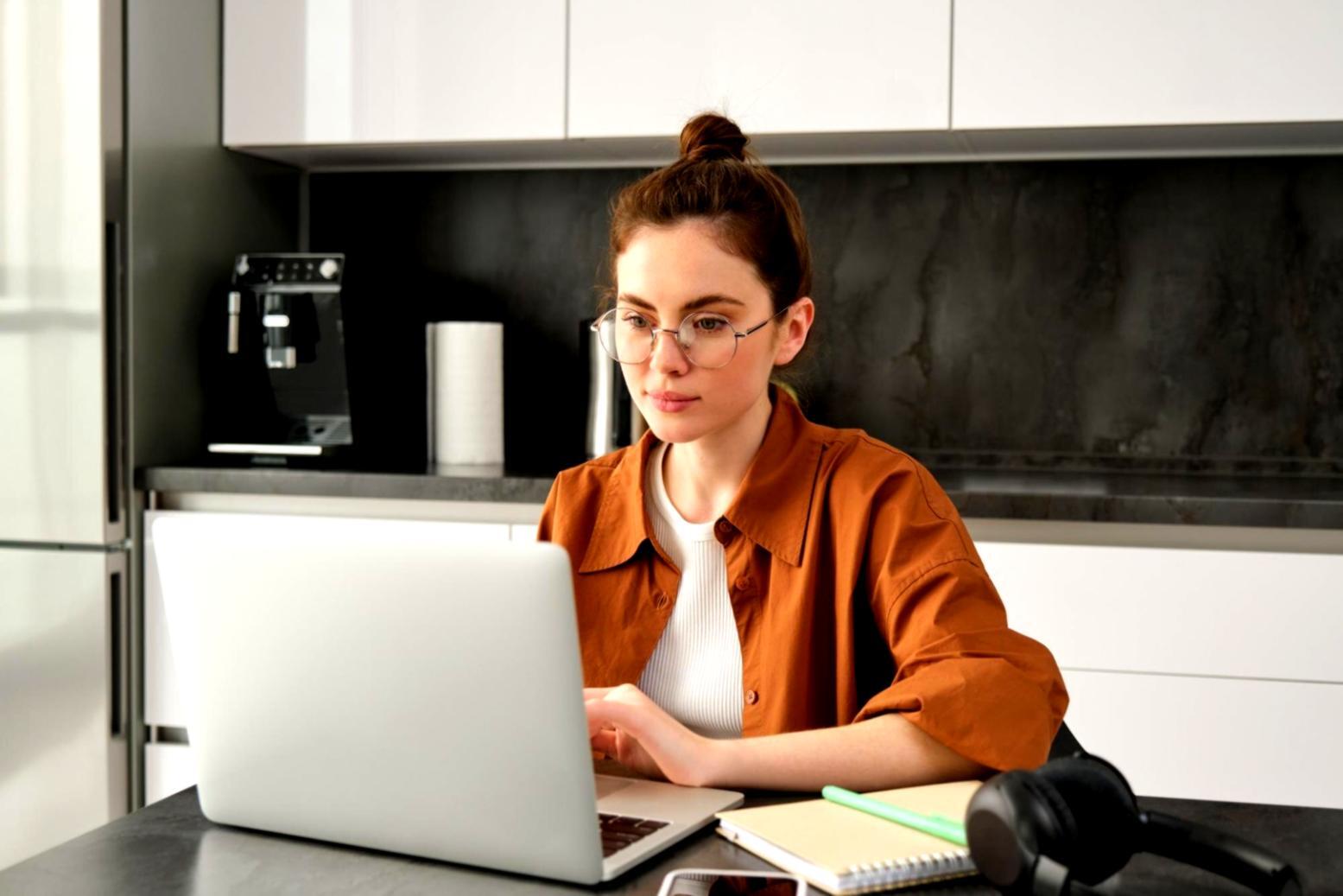 Consultor financiero revisando documentos presupuestarios con cliente en oficina moderna