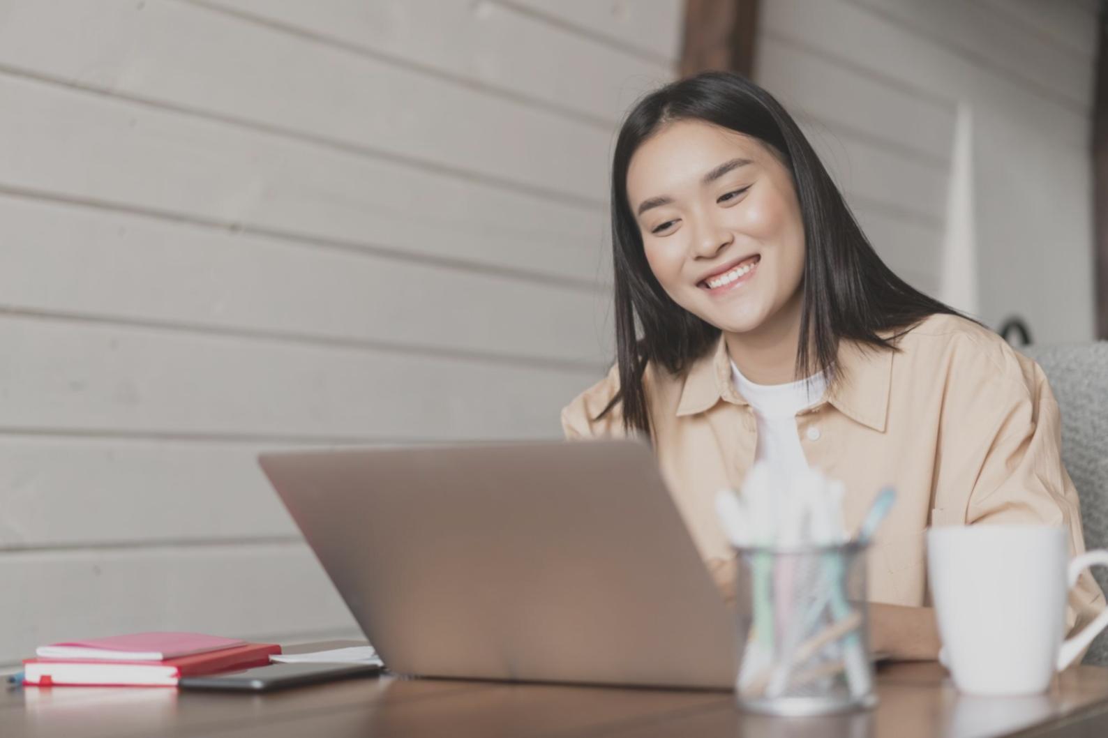 Profesional trabajando en análisis financiero y comunicación de presupuestos