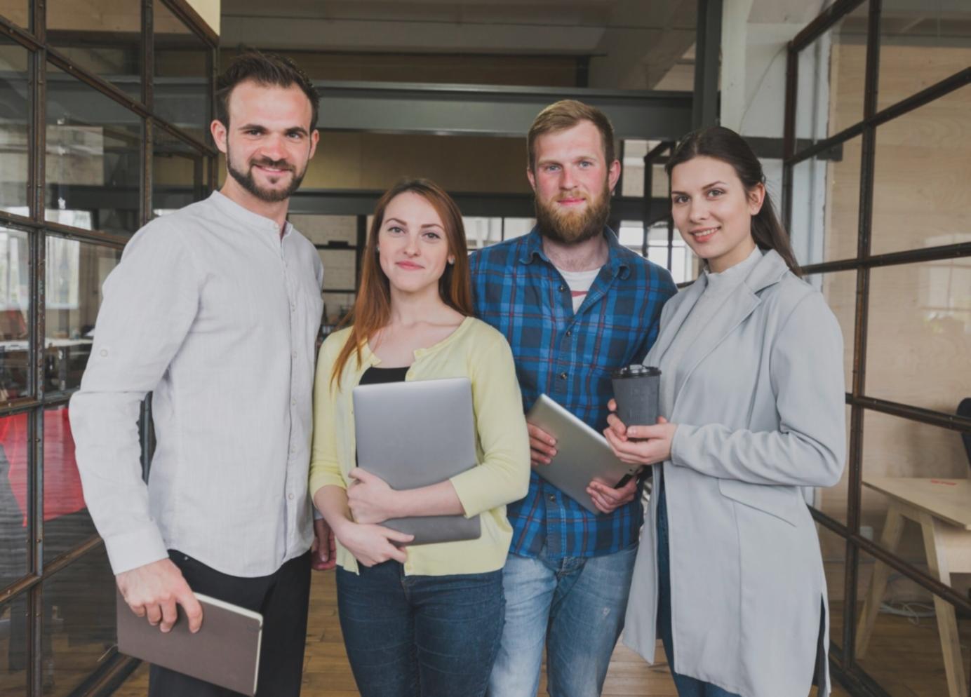 Sesión práctica de comunicación financiera con participantes trabajando en casos reales