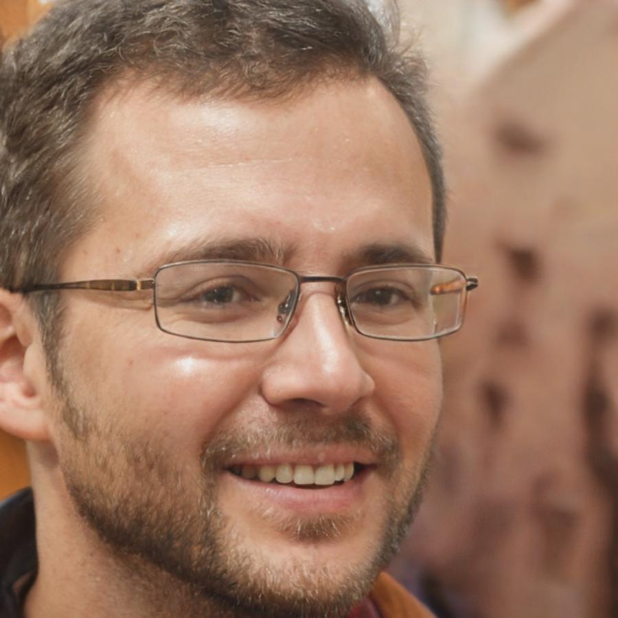 Retrato de Nicolás Fernández, Director de Desarrollo Profesional